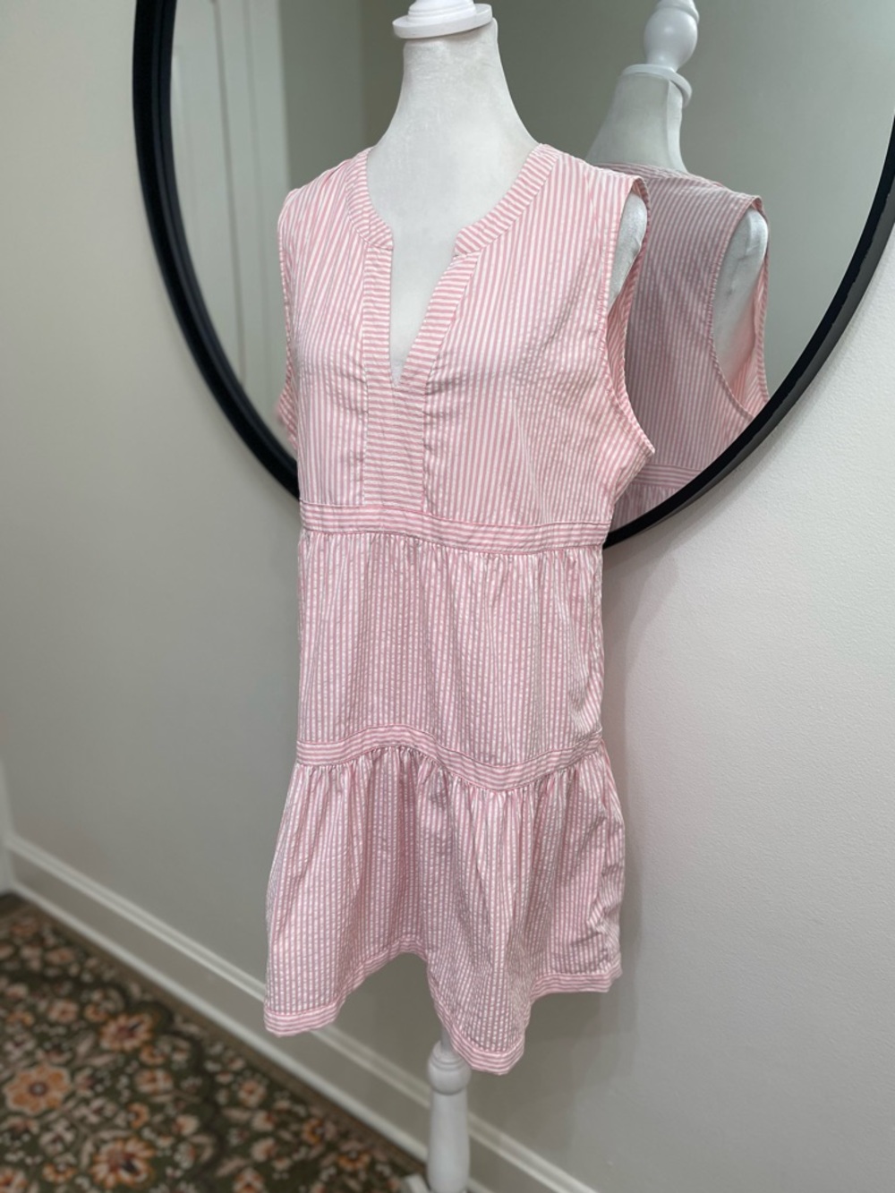 Vineyard Vines Tiered Seersucker Dress. Size Large - Picture 2 of 5